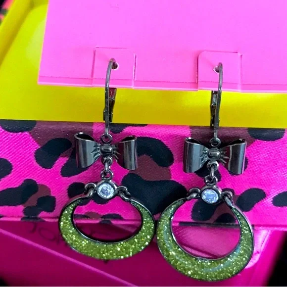 BNWT✨OG VINTAGE Betsey Johnson Green and Silver Bow Earrings 💚🎀 - Picture 2 of 2